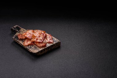 Sağlıklı bir kahvaltı için kızarmış domuz pastırması şeritleri. Tasarımınız için yiyecek olarak kızarmış pastırma şeritleri.