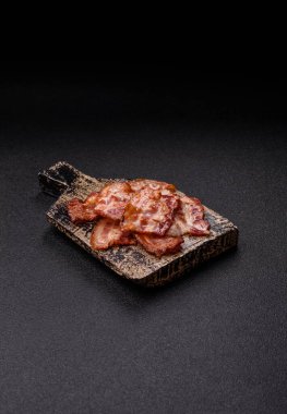 Sağlıklı bir kahvaltı için kızarmış domuz pastırması şeritleri. Tasarımınız için yiyecek olarak kızarmış pastırma şeritleri.