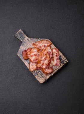 Sağlıklı bir kahvaltı için kızarmış domuz pastırması şeritleri. Tasarımınız için yiyecek olarak kızarmış pastırma şeritleri.
