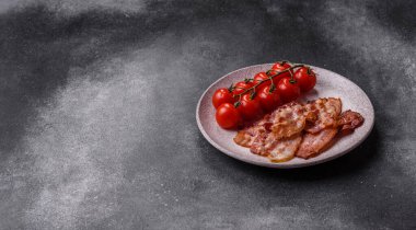 Sağlıklı bir kahvaltı için kızarmış domuz pastırması şeritleri. Tasarımınız için yiyecek olarak kızarmış pastırma şeritleri.