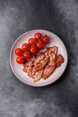 Sağlıklı bir kahvaltı için kızarmış domuz pastırması şeritleri. Tasarımınız için yiyecek olarak kızarmış pastırma şeritleri.