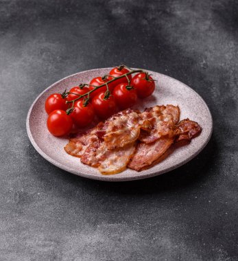 Sağlıklı bir kahvaltı için kızarmış domuz pastırması şeritleri. Tasarımınız için yiyecek olarak kızarmış pastırma şeritleri.