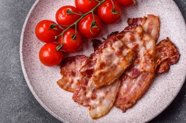 Sağlıklı bir kahvaltı için kızarmış domuz pastırması şeritleri. Tasarımınız için yiyecek olarak kızarmış pastırma şeritleri.
