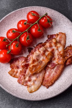 Sağlıklı bir kahvaltı için kızarmış domuz pastırması şeritleri. Tasarımınız için yiyecek olarak kızarmış pastırma şeritleri.