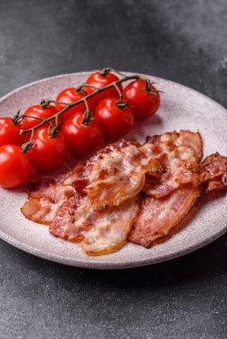 Sağlıklı bir kahvaltı için kızarmış domuz pastırması şeritleri. Tasarımınız için yiyecek olarak kızarmış pastırma şeritleri.