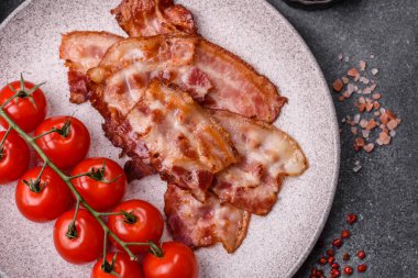 Sağlıklı bir kahvaltı için kızarmış domuz pastırması şeritleri. Tasarımınız için yiyecek olarak kızarmış pastırma şeritleri.