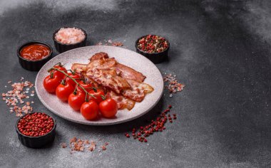 Sağlıklı bir kahvaltı için kızarmış domuz pastırması şeritleri. Tasarımınız için yiyecek olarak kızarmış pastırma şeritleri.