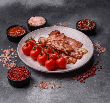 Sağlıklı bir kahvaltı için kızarmış domuz pastırması şeritleri. Tasarımınız için yiyecek olarak kızarmış pastırma şeritleri.