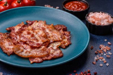 Sağlıklı bir kahvaltı için kızarmış domuz pastırması şeritleri. Tasarımınız için yiyecek olarak kızarmış pastırma şeritleri.