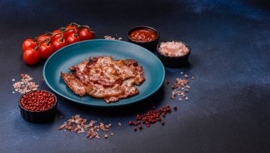 Sağlıklı bir kahvaltı için kızarmış domuz pastırması şeritleri. Tasarımınız için yiyecek olarak kızarmış pastırma şeritleri.