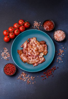 Sağlıklı bir kahvaltı için kızarmış domuz pastırması şeritleri. Tasarımınız için yiyecek olarak kızarmış pastırma şeritleri.