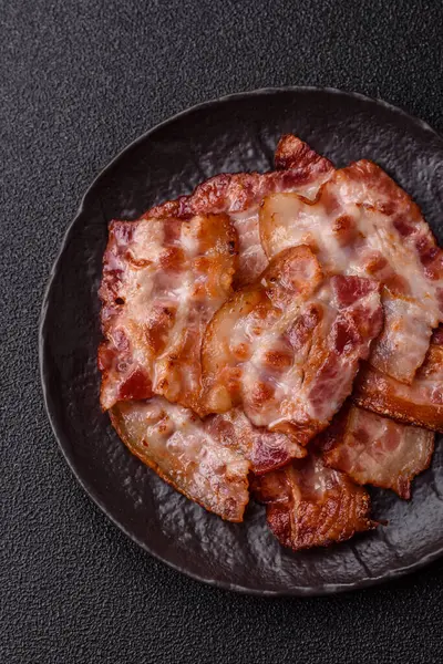 Sağlıklı bir kahvaltı için kızarmış domuz pastırması şeritleri. Tasarımınız için yiyecek olarak kızarmış pastırma şeritleri.