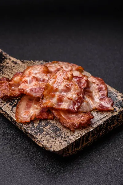 Sağlıklı bir kahvaltı için kızarmış domuz pastırması şeritleri. Tasarımınız için yiyecek olarak kızarmış pastırma şeritleri.