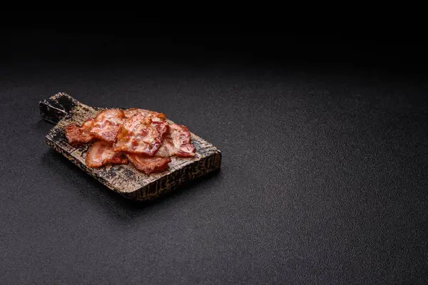 Sağlıklı bir kahvaltı için kızarmış domuz pastırması şeritleri. Tasarımınız için yiyecek olarak kızarmış pastırma şeritleri.