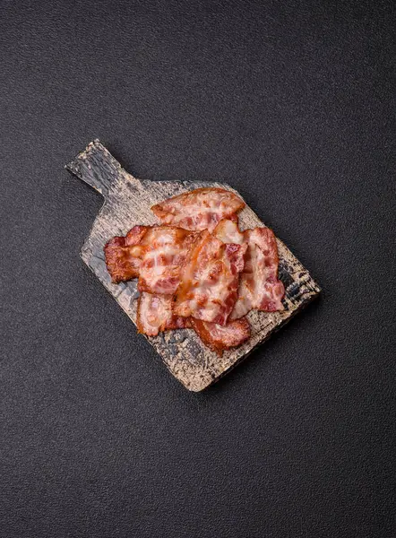 Sağlıklı bir kahvaltı için kızarmış domuz pastırması şeritleri. Tasarımınız için yiyecek olarak kızarmış pastırma şeritleri.