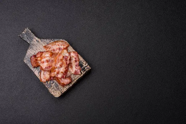 Sağlıklı bir kahvaltı için kızarmış domuz pastırması şeritleri. Tasarımınız için yiyecek olarak kızarmış pastırma şeritleri.