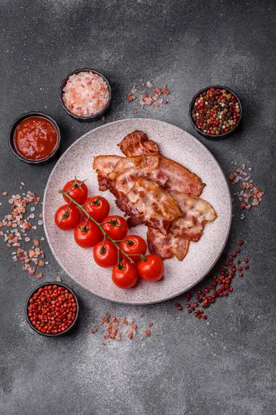 Sağlıklı bir kahvaltı için kızarmış domuz pastırması şeritleri. Tasarımınız için yiyecek olarak kızarmış pastırma şeritleri.