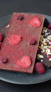 Evde kurutulmuş meyveli çikolatalı bir çikolata. Tasarımınız için arka plan olarak çikolatayı kullanın