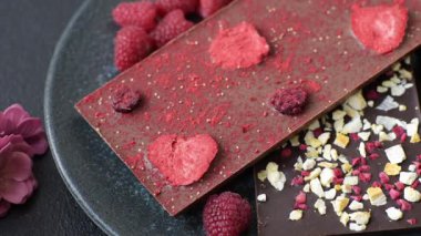 Evde kurutulmuş meyveli çikolatalı bir çikolata. Tasarımınız için arka plan olarak çikolatayı kullanın