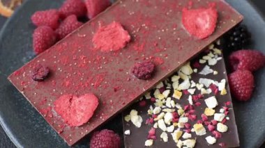 Evde kurutulmuş meyveli çikolatalı bir çikolata. Tasarımınız için arka plan olarak çikolatayı kullanın