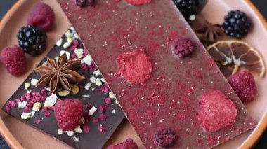 Evde kurutulmuş meyveli çikolatalı bir çikolata. Tasarımınız için arka plan olarak çikolatayı kullanın