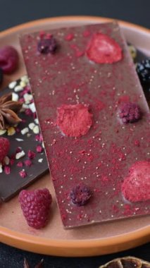 Evde kurutulmuş meyveli çikolatalı bir çikolata. Tasarımınız için arka plan olarak çikolatayı kullanın