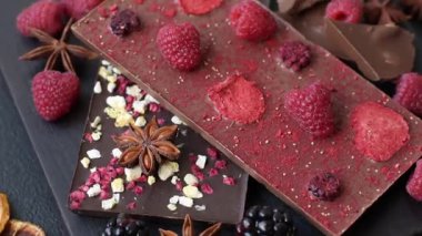 Evde kurutulmuş meyveli çikolatalı bir çikolata. Tasarımınız için arka plan olarak çikolatayı kullanın