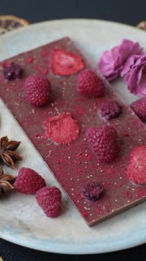 Evde kurutulmuş meyveli çikolatalı bir çikolata. Tasarımınız için arka plan olarak çikolatayı kullanın