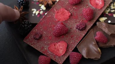 Evde kurutulmuş meyveli çikolatalı bir çikolata. Tasarımınız için arka plan olarak çikolatayı kullanın