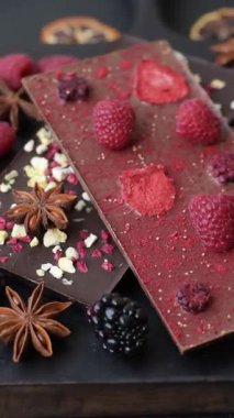 Evde kurutulmuş meyveli çikolatalı bir çikolata. Tasarımınız için arka plan olarak çikolatayı kullanın