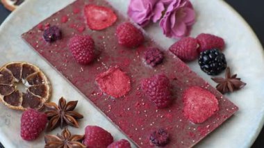 Evde kurutulmuş meyveli çikolatalı bir çikolata. Tasarımınız için arka plan olarak çikolatayı kullanın