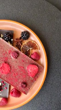 Evde kurutulmuş meyveli çikolatalı bir çikolata. Tasarımınız için arka plan olarak çikolatayı kullanın