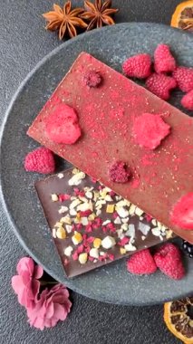 Evde kurutulmuş meyveli çikolatalı bir çikolata. Tasarımınız için arka plan olarak çikolatayı kullanın