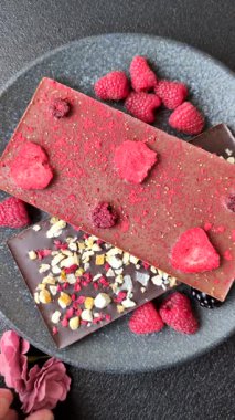 Evde kurutulmuş meyveli çikolatalı bir çikolata. Tasarımınız için arka plan olarak çikolatayı kullanın