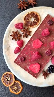 Evde kurutulmuş meyveli çikolatalı bir çikolata. Tasarımınız için arka plan olarak çikolatayı kullanın