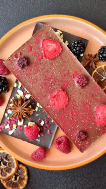 Evde kurutulmuş meyveli çikolatalı bir çikolata. Tasarımınız için arka plan olarak çikolatayı kullanın