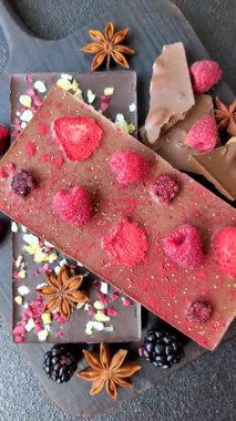 Evde kurutulmuş meyveli çikolatalı bir çikolata. Tasarımınız için arka plan olarak çikolatayı kullanın