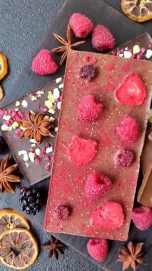 Evde kurutulmuş meyveli çikolatalı bir çikolata. Tasarımınız için arka plan olarak çikolatayı kullanın