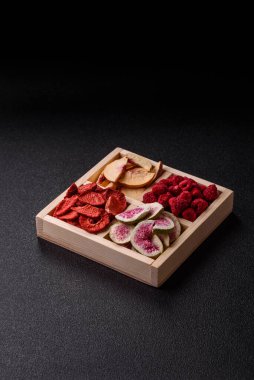 Tatlı olarak bir kutu kurutulmuş meyve çileği, ahududu, incir ve şeftali. Yiyecek olarak kurumuş meyveler