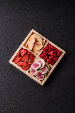 Tatlı olarak bir kutu kurutulmuş meyve çileği, ahududu, incir ve şeftali. Yiyecek olarak kurumuş meyveler