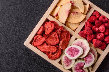 Tatlı olarak bir kutu kurutulmuş meyve çileği, ahududu, incir ve şeftali. Yiyecek olarak kurumuş meyveler