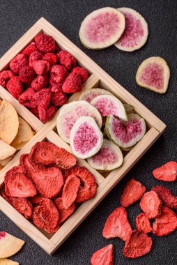 Tatlı olarak bir kutu kurutulmuş meyve çileği, ahududu, incir ve şeftali. Yiyecek olarak kurumuş meyveler