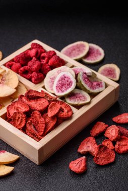 Tatlı olarak bir kutu kurutulmuş meyve çileği, ahududu, incir ve şeftali. Yiyecek olarak kurumuş meyveler