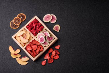 Tatlı olarak bir kutu kurutulmuş meyve çileği, ahududu, incir ve şeftali. Yiyecek olarak kurumuş meyveler