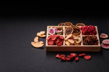 Tatlı olarak bir kutu kurutulmuş meyve çileği, ahududu, incir ve şeftali. Yiyecek olarak kurumuş meyveler