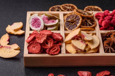 Tatlı olarak bir kutu kurutulmuş meyve çileği, ahududu, incir ve şeftali. Yiyecek olarak kurumuş meyveler