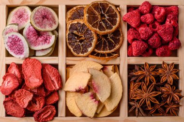 Tatlı olarak bir kutu kurutulmuş meyve çileği, ahududu, incir ve şeftali. Yiyecek olarak kurumuş meyveler