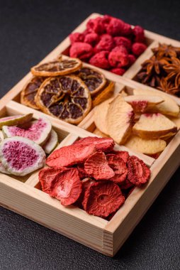 Tatlı olarak bir kutu kurutulmuş meyve çileği, ahududu, incir ve şeftali. Yiyecek olarak kurumuş meyveler