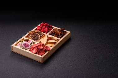 Tatlı olarak bir kutu kurutulmuş meyve çileği, ahududu, incir ve şeftali. Yiyecek olarak kurumuş meyveler