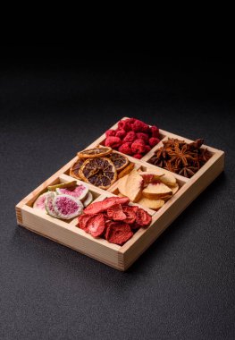 Tatlı olarak bir kutu kurutulmuş meyve çileği, ahududu, incir ve şeftali. Yiyecek olarak kurumuş meyveler